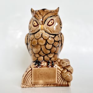 Figura de búho de cerámica de mediados de siglo en marrón y negro con cartel de mensaje de 7" de alto, decoración vintage para el hogar, regalo MCM MidMod.