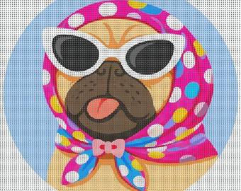 Toile pour broderie Patty Pug – 4 po. rondes sur maille 14 – Chien écharpe rose preppy – Ornement de broderie peint au point