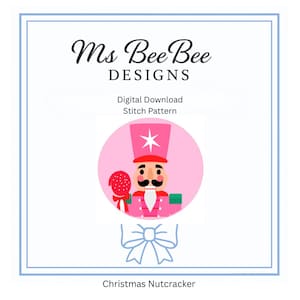 Puede incluir: Un patrón de costura de descarga digital con una ilustración de un cascanueces rosa con una estrella blanca en el sombrero, sosteniendo una piruleta roja. El texto dice Ms BeeBee DESIGNS, Digital Download, Stitch Pattern y Christmas Nutcracker.