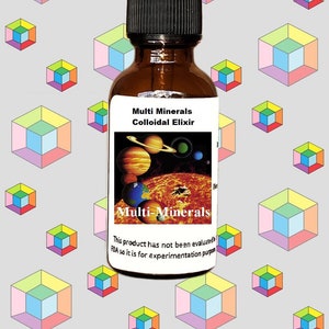 Könnte beinhalten: Eine braune Glasflasche mit schwarzem Tropfer. Das Etikett lautet "Multi Minerals Colloidal Elixir" und zeigt ein farbenfrohes Bild von Planeten und der Sonne. Das Etikett enthält auch den Text "Multi-Minerals" und "Dieses Produkt wurde von der FDA nicht bewertet, daher ist es nur für experimentelle Zwecke bestimmt."