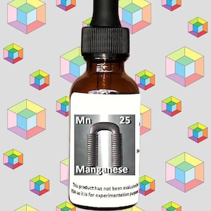 以下が含まれることがあります： ドロップトップ付きの茶色のガラス瓶で、「Mn 25 マンガン」とラベル付けされています。ラベルには、元素の原子構造の図も含まれています。「この製品は FDA によって評価されていないため、実験目的でのみ使用してください。」というテキストがラベルに印刷されています。