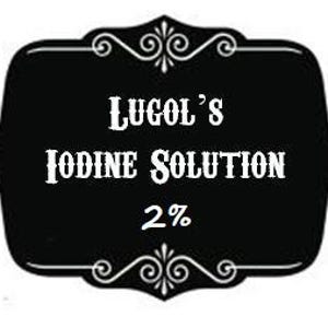 Puede incluir: Etiqueta en blanco y negro con el texto "Lugol's Iodine Solution 2%".