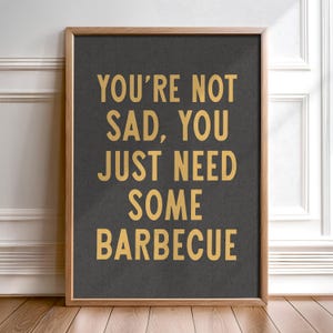 Decoração de parede para churrasco Placa engraçada para cozinha Citação para churrasco Impressão de letras douradas Citação para comida de restaurante Presente para sala de jantar Mestre da churrasqueira Presente de inauguração de casa