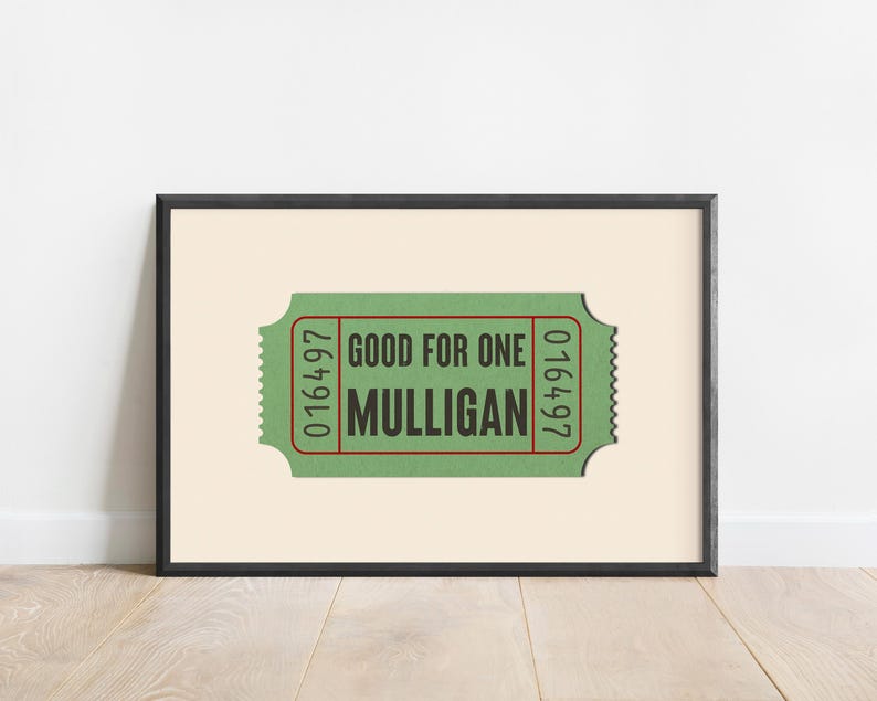 Op de afbeelding: Een ingelijst afdruk van een groen kaartje met de tekst "Good for One Mulligan" en de nummers "016497" aan beide kanten.