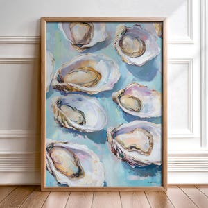 Puede incluir: Una pintura de un grupo de ostras sobre un fondo azul claro. Las ostras están dispuestas en un patrón aleatorio y están pintadas en un estilo realista. La pintura está enmarcada en un marco de madera claro.