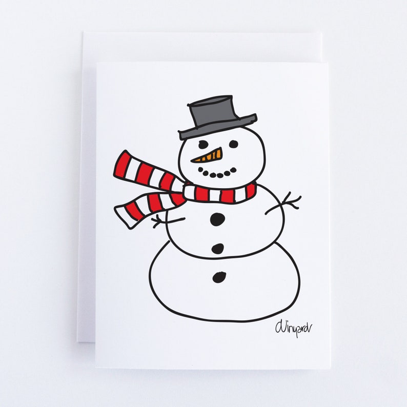 Op de afbeelding: Een handgetekend plaatje van een sneeuwpop met een zwarte hoge hoed en een rood-wit gestreepte sjaal. De sneeuwpop heeft een wortelneus en drie zwarte knopen.