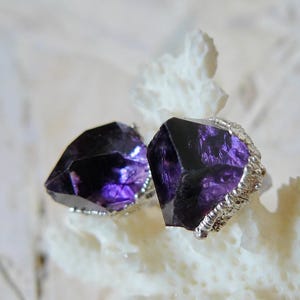 Raw amethyst earrings_copper electroformed_raw crystal earrins_natural stone_handmade stud_amethyst jewelry_semiprecious stones_violet_OOAK
