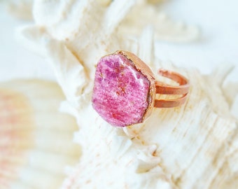 Ruwe robijnring: geëlektroformeerd koper, natuurlijk korundkristal