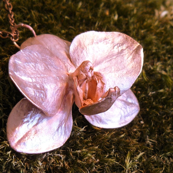 Elektrogevormde koperen orchideehanger: botanische boho-sieraden