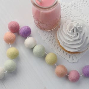 Guirnalda de primavera - Decoración de Pascua - Guirnalda de Pascua - Decoración pastel - Guirnalda de bolas de fieltro - Guirnalda de pompones - Decoración pastel para habitación infantil - Pasteles de primavera