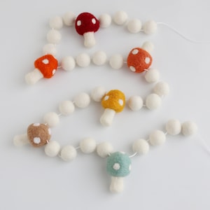 Mushroom garland - Felt mushroom - Mushroom decor - Woodland decor - Summer garland - Fairy garden decor - Fall decor - Toadstool garland
