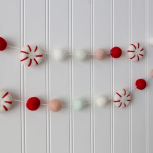Kerstslinger - vilten kerstslinger - vilten bolslinger - vakantieslinger - pomponslinger - pastelslinger - pepermuntslinger