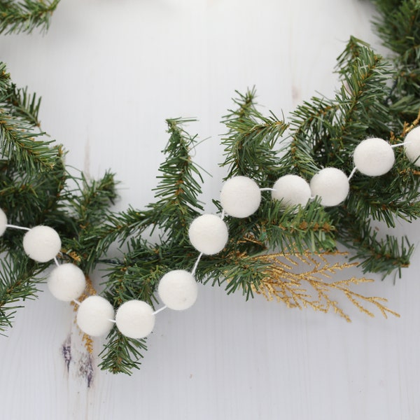Guirlande de boules de feutre blanc - Guirlande de boules de feutre - Guirlande d'arbre blanc - Décorations de Noël - Guirlande de pom pom blanc - Décoration de sapin de Noël