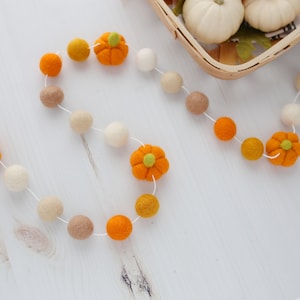 Pumpkin garland - Felt pumpkin - Felt ball pumpkin garland - Orange pumpkin decor - Pumpkin decor - Fall decor - Fall garland for mantle