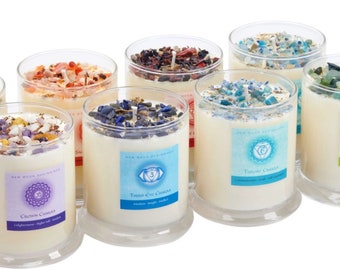 Puede incluir: Conjunto de siete velas de chakra en frascos de vidrio con cristales de varios colores y etiquetas que indican el nombre del chakra. Cada vela tiene una combinación de color y cristal diferente, que representa los siete chakras.