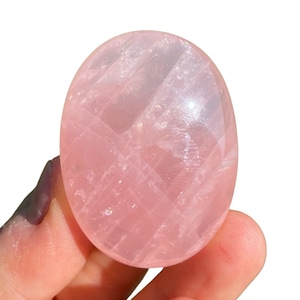 Pu&ograve; includere: Un cristallo di quarzo rosa liscio di forma ovale, di colore rosa pallido e aspetto traslucido. Il cristallo ha una finitura naturale e lucida ed &egrave; una scelta popolare per la guarigione con i cristalli e la meditazione.