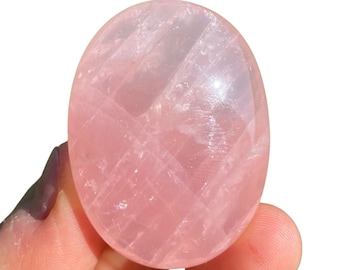 Rosenquarz Kristall Palm Stein (~ 4,5 cm) Rosenquarz Trommelstein - Polierter Rosenquarz Sorgenstein - Trommelstein aus Rosa Rosenquarz
