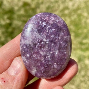 Lepidolith Sorgenstein (1,75 &quot;- 2,5 &quot;) Lepidolith Kristall - Polierter Lepidolith Oval Handschmeichler - Trommelstein Lepidolith Edelstein - Lila Glimmer.&quot;