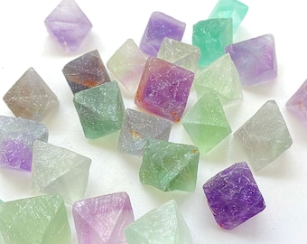 Pequeño cristal octagonal de fluorita (0,635 a 2,54 cm) - Cristal de fluorita arcoíris en bruto - Fluorita arcoíris en bruto - Piedra de fluorita octaédrica en bruto