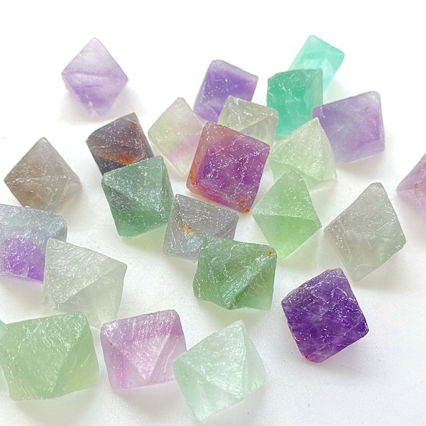 Kleiner Fluorit Achteck Kristall (0,65 - 2,5 cm) - Roher Regenbogen Fluorit Kristall - Roher Fluorit Fluorit Stein