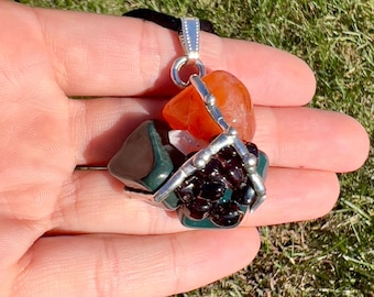 Good Karma Amulet - Hänge för positiv förändring - Karneol, blodsten och granat - Attrahera positivitet - Positiv energi - Skyddande halsband