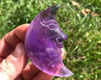 Croissant de lune améthyste (~ 2,5") - visage de lune améthyste - lune de cristal améthyste - lune violette sculptée à la main - décoration croissant de lune en cristal