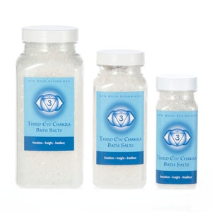 Puede incluir: Tres frascos de vidrio de sales de baño con etiquetas blancas. Las etiquetas tienen el texto "New Moon Beginnings" y "Third Eye Chakra Bath Salts" con el número "3" y un símbolo de ojo. El texto "Intuition-Insight-Intellect" también está en las etiquetas.