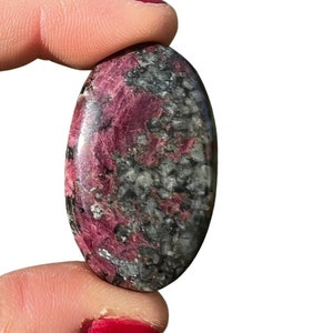 Eudialyte Palm Stone (~ 1.6&quot;) Grade AA - RARE - Polished Eudialyte Worry Stone - Tumbled Eudialyte Gemstone - Botite and Aegirine Crystal