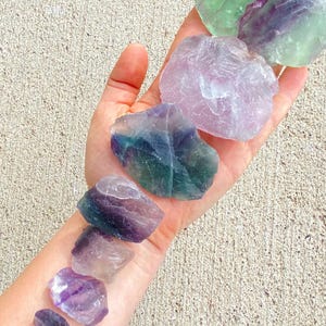 Fluorita arcoíris en bruto (0,5"-3,5") - Grado A - Fluorita arcoíris en bruto - Piedra de fluorita en bruto imagen 3