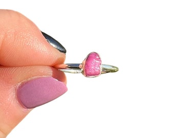 Anillo de rubí en bruto - Plata de ley - Tallas 4 a 10 (EE. UU.) - Delicado anillo de rubí en bruto - Anillo de cristal de rubí en bruto - Anillo minimalista rosa