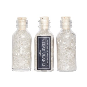 Klare Quarzkristallflasche - polierter klarer Quarzkristall in Glasflasche - getrommelte klare Quarzchips - kleine klare Quarz-Edelsteine