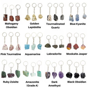 K&ouml;nnte beinhalten: Ein Set mit 12 verschiedenen Kristall-Schl&uuml;sselanh&auml;ngern. Jedes Set enth&auml;lt zwei Schl&uuml;sselanh&auml;nger mit dem gleichen Kristalltyp. Die Kristalle sind: Mahagoni-Obsidian, Goldener Lepidolith, Tourmalinierter Quarz, Blauer Kyanit, Rosa Turmalin, Aquamarin, Labradorit, Mookaite-Jaspis, Rubin-Zoisit, Amazonit, Dunkler Amethyst und Schwarzer Obsidian.