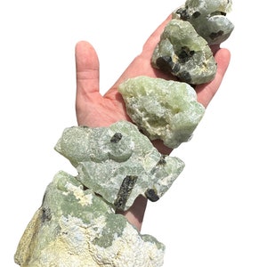 Cristal de prehnita en bruto (de 0,5" a 4") - Piedra de prehnita en bruto - Cúmulo de prehnita - Algunas son prehnitas rutiladas con turmalina negra o epidota imagen 3