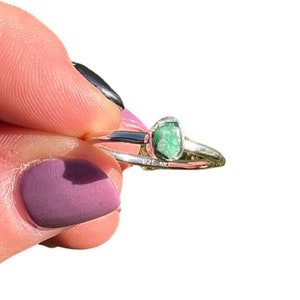 Raw Emerald Ring - Sterling Silver - Sizes 4 to 10 (US) - Dainty Green Emerald Stone Ring - Rough Green Emerald Crystal Ring