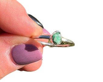 Raw Emerald Ring - Sterling Silver - Sizes 4 to 10 (US) - Dainty Green Emerald Stone Ring - Rough Green Emerald Crystal Ring