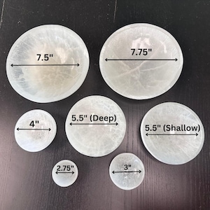 Pu&ograve; includere: Set di sette ciotole di selenite bianca di diverse dimensioni, che vanno da 7,6 cm a 19,7 cm di diametro. Le ciotole sono realizzate in selenite, un tipo di gesso, e hanno un aspetto naturale e cristallino.