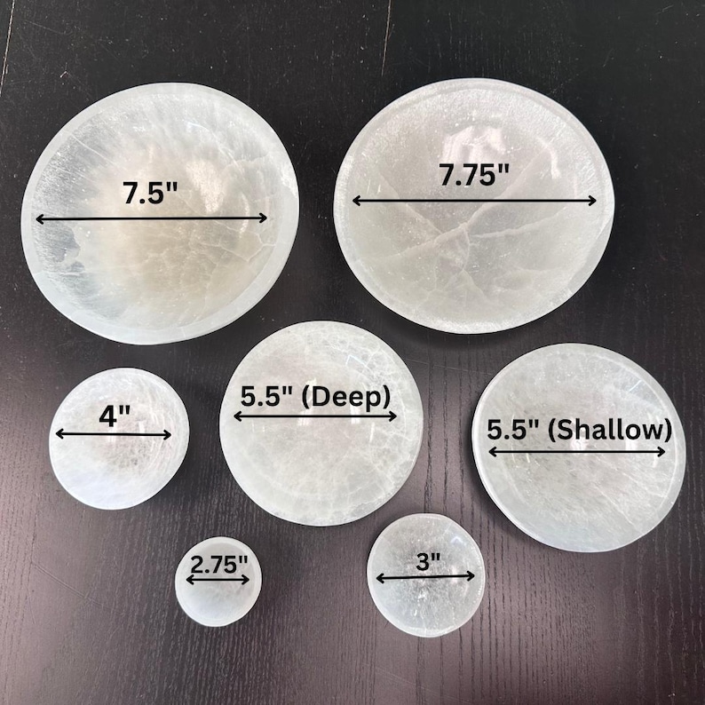 Pu&ograve; includere: Set di sette ciotole di selenite bianca di diverse dimensioni, che vanno da 7,6 cm a 19,7 cm di diametro. Le ciotole sono realizzate in selenite, un tipo di gesso, e hanno un aspetto naturale e cristallino.