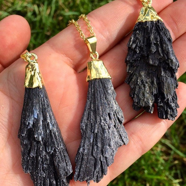 Collier en cyanite noire - Pendentif lame en cyanite noire brute - Bijoux en cyanite brute - Collier balai de sorcière - Collier en cristal noir