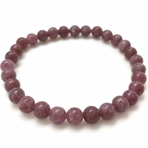 Puede incluir: Un brazalete de piedras preciosas rosa y gris con cuentas redondas.