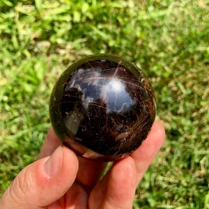 Sfera di pietra di granato - Pietra di granato a stella - Sfera di granato lucidata - Cristallo rosso - Pietra del chakra della radice - Sfera di granato a stella lucidata