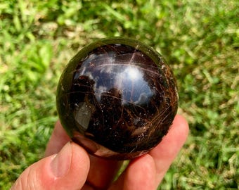 Sphère de grenat - Pierre grenat étoilée - Boule de grenat polie - Cristal rouge - Pierre de chakra racine - Sphère de grenat étoilé polie