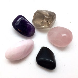 Puede incluir: Cinco piedras pulidas en varios colores, incluyendo amatista p&uacute;rpura, cuarzo rosa rosa, cuarzo transparente y obsidiana negra.