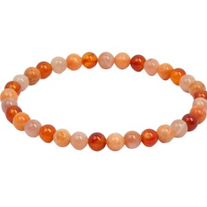 Op de afbeelding: Een armband gemaakt van carneol kralen in tinten oranje, roze en wit.