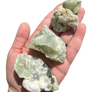 Cristal de prehnita en bruto (de 0,5" a 4") - Piedra de prehnita en bruto - Cúmulo de prehnita - Algunas son prehnitas rutiladas con turmalina negra o epidota imagen 4