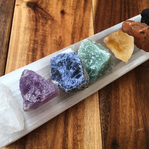 Raw Crystal 7 Chakra Set with Selenite Plate - Chakra Kit - Healing Crystals and Stones - Beginner Crystals - Chakra Crystal Starter Kit