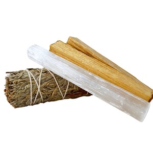 Pu&ograve; includere: Un mazzo di bastoncini di salvia, un bastoncino di palo santo e una bacchetta di selenite. Questi vengono utilizzati per purificare e pulire gli spazi.