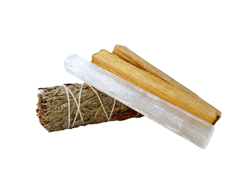 Pu&ograve; includere: Un mazzo di bastoncini di salvia, un bastoncino di palo santo e una bacchetta di selenite. Questi vengono utilizzati per purificare e pulire gli spazi.