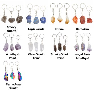 K&ouml;nnte beinhalten: Sortiment an Kristall-Schl&uuml;sselanh&auml;ngern, darunter Rauchquarz, Lapislazuli, Citrin, Karneol, Amethystspitze, klarer Quarzspitze, Engelaura-Amethyst und Flammenaura-Quarz.