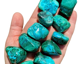 Könnte beinhalten: Eine Sammlung von zehn polierten, grünen und blauen Azurite-Malachit-Steinen. Die Steine sind glatt und poliert und weisen eine Vielzahl von Mustern und Texturen auf.