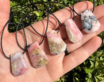 Rosa Opal Anhänger auf Kordel - Sargförmige Kristallhalskette - Polierter Rosa Opal Kristallanhänger - Rosa Opal Schmuck - Kristall Sarg Anhänger